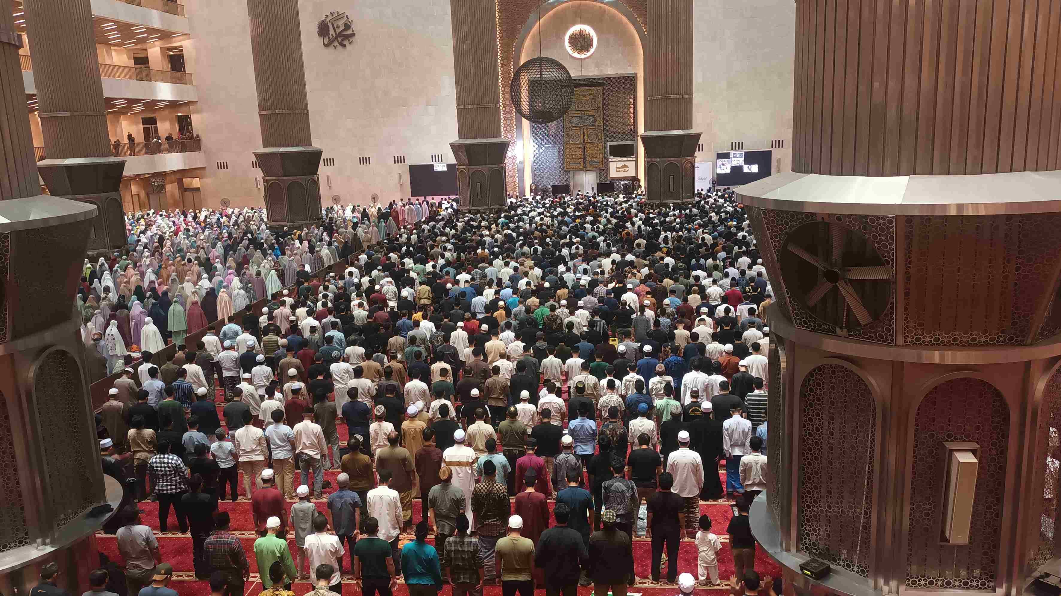 Hujan Tak Halangi Semangat Umat Islam untuk Salat Tarawih Pertama di Masjid Istiqlal