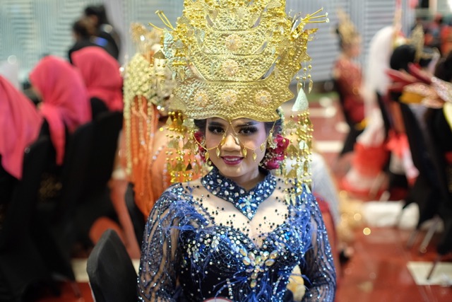 Dalam Parade Make-up Siswa Beauty for Better Life Gunakan Riasan Tebal untuk Mandailing Hairdo