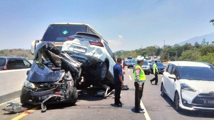 6 Mobil Kecelakaan Beruntun Sampai Ringsek di Tol Semarang-Solo