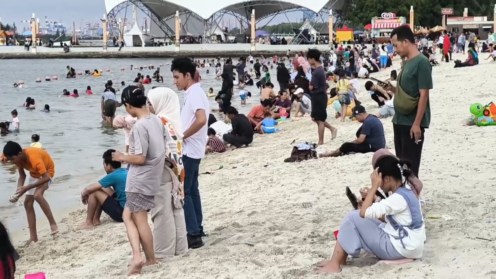 Demi Senyum Sang Buah Hati, Ayah Ini Tebus Janji Liburan ke Ancol Usai Lebaran