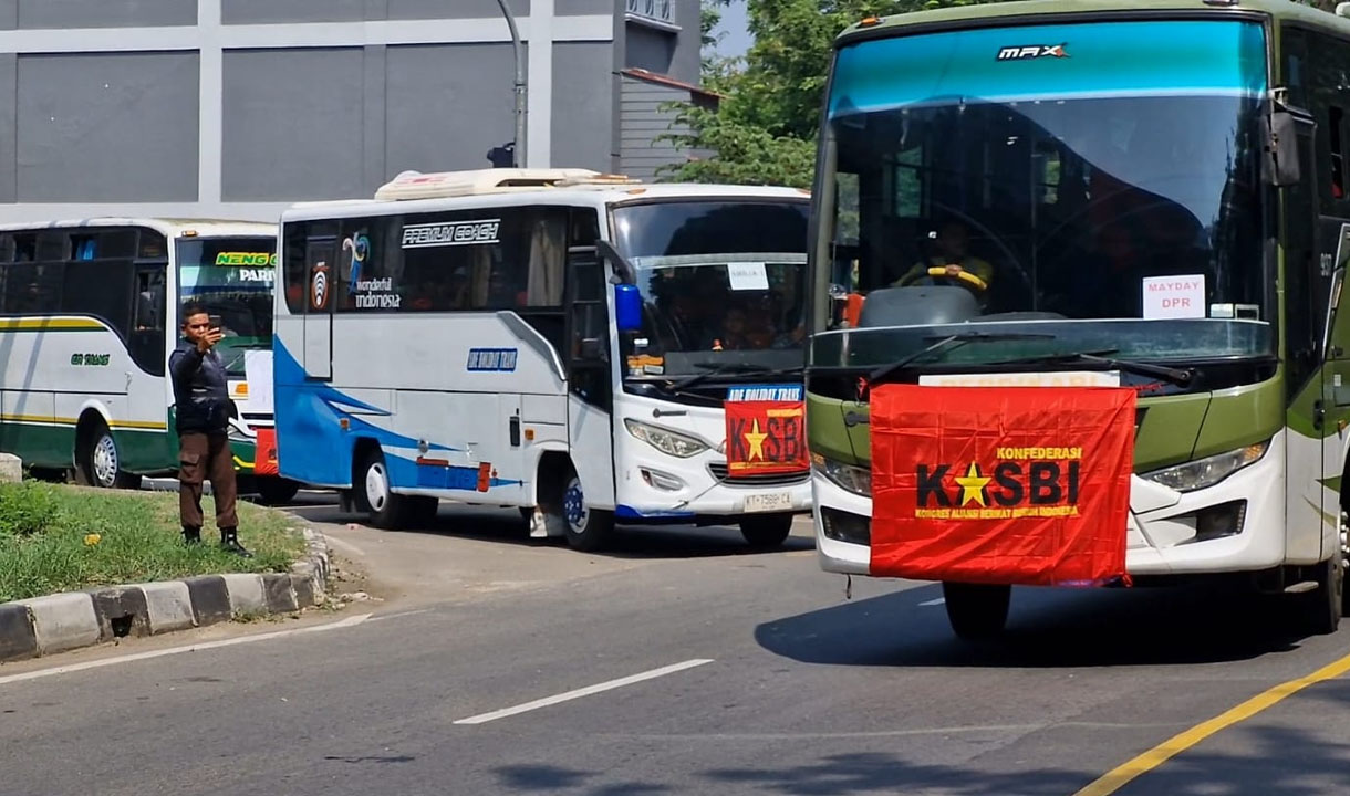 Ribuan Buruh Tangerang Bergerak ke Gedung DPR RI Dengan Puluhan Bus Peringati May Day 