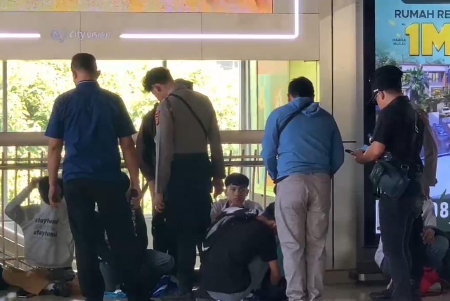 Polisi Amankan 54 Pelajar di Dua Stasiun Jelang Demo Buruh di DPR, Ada yang Bawa 9 Busur Panah 