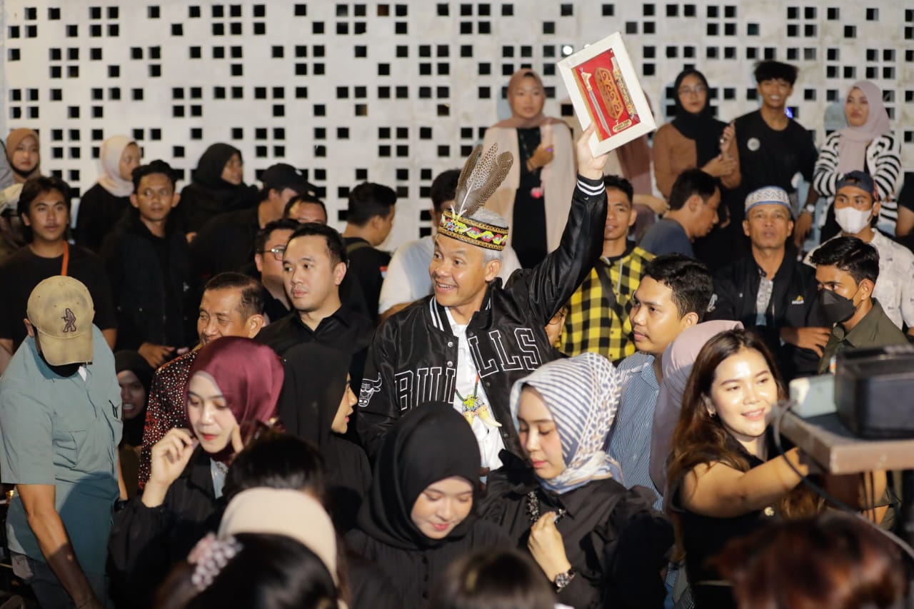 Ganjar Pranowo Jadi Warga Kehormatan Adat Dayak Kenyah Kalimantan Timur