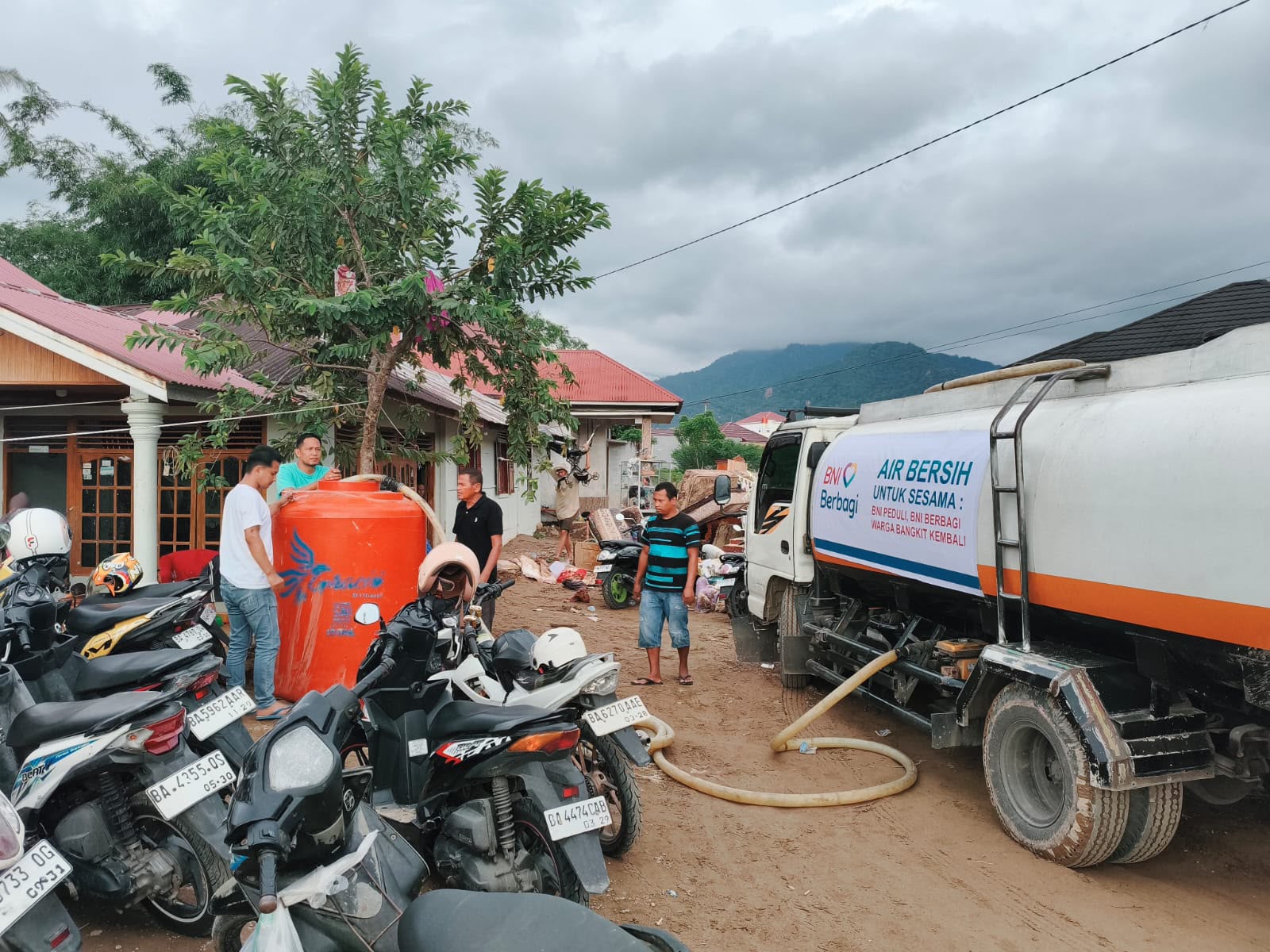 BNI Gerak Cepat Salurkan Bantuan bagi Warga Terdampak Banjir di Padang