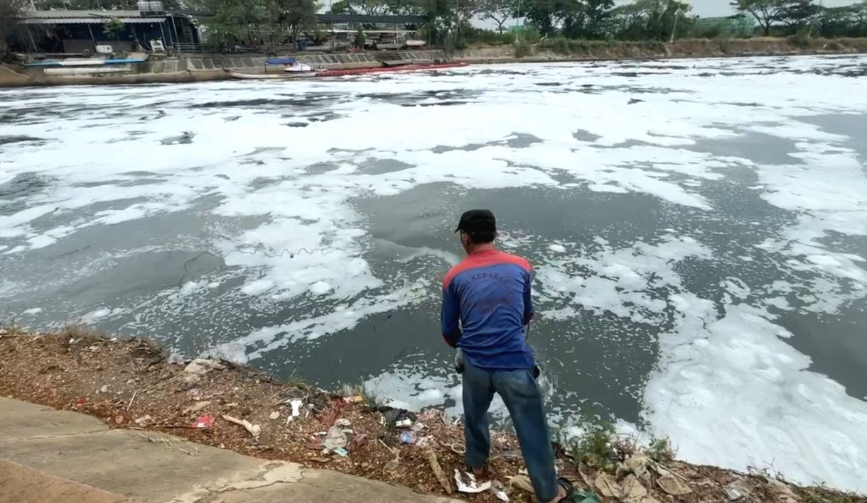 Busa 'Salju' Kembali Muncul di Aliran KBT Marunda, Dinas Lingkungan Hidup: Limbah Usaha Laundry