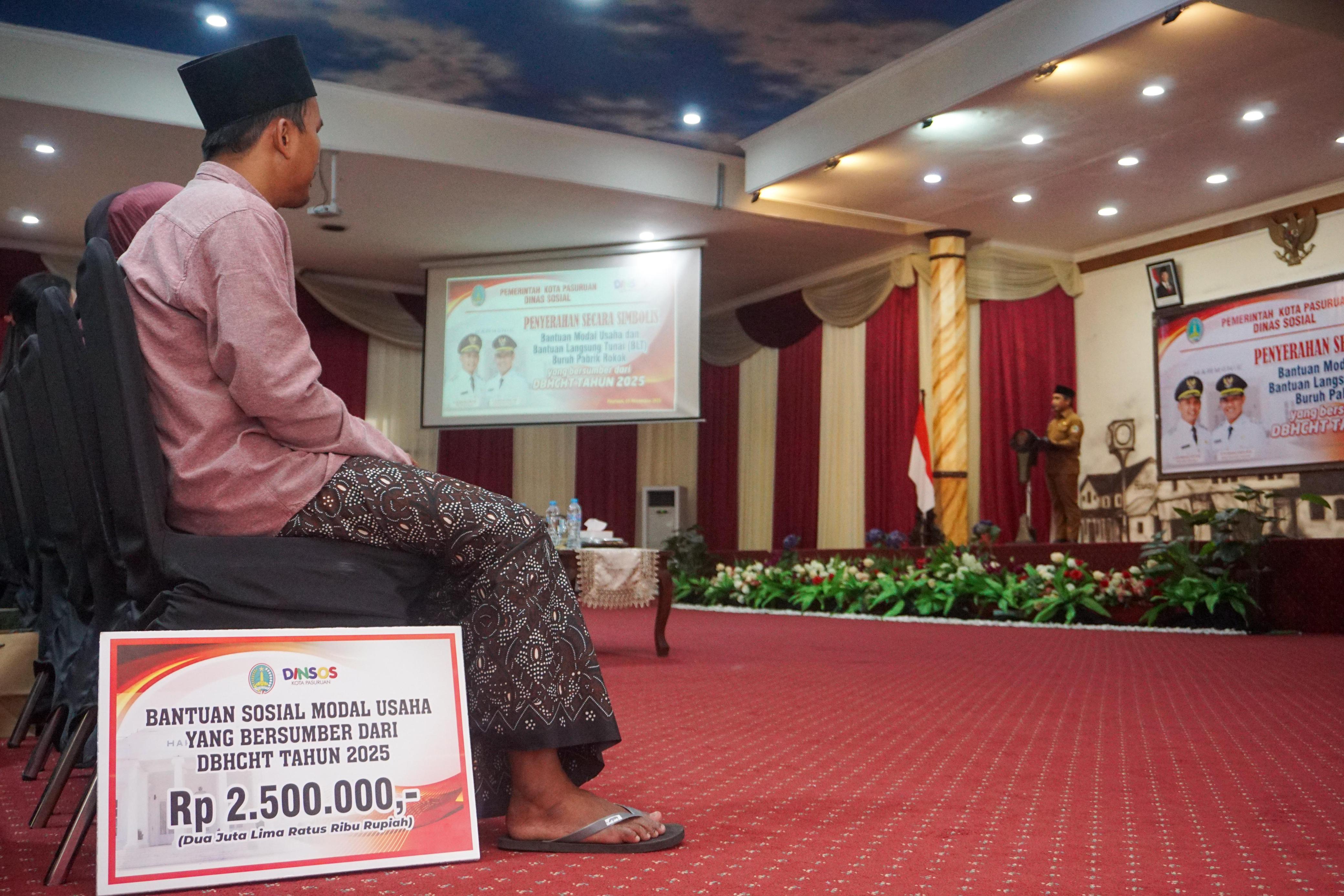 Buruh Pabrik Rokok Kota Pasuruan Tersenyum, Terima Bantuan DBHCHT 