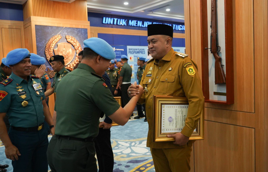 Bupati Bogor Rudy Susmanto Terima Penghargaan Brevet Kehormatan Paspampres Setia Waspada dari Paspampres RI 