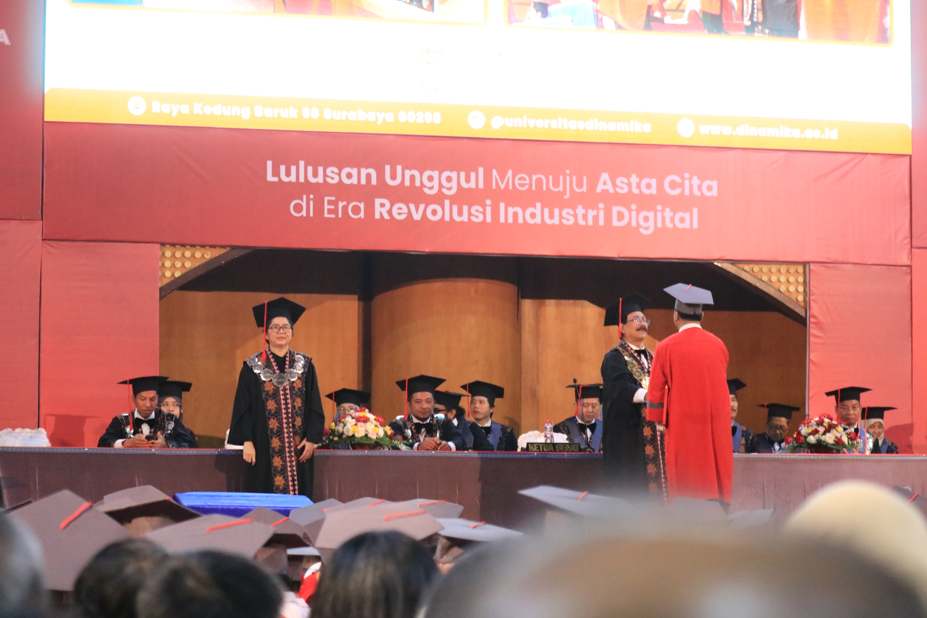 215 Lulusan Unggul Universitas Dinamika Siap Berkontribusi di Dunia Kerja, Mewujudkan Astacita di Era Digital