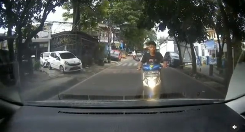 Pemotor di Bandung Belok Tanpa Sein, Nyaris Tertabrak Mobil, Ditegur Malah Lebih Galak, Nggak Tahunya...