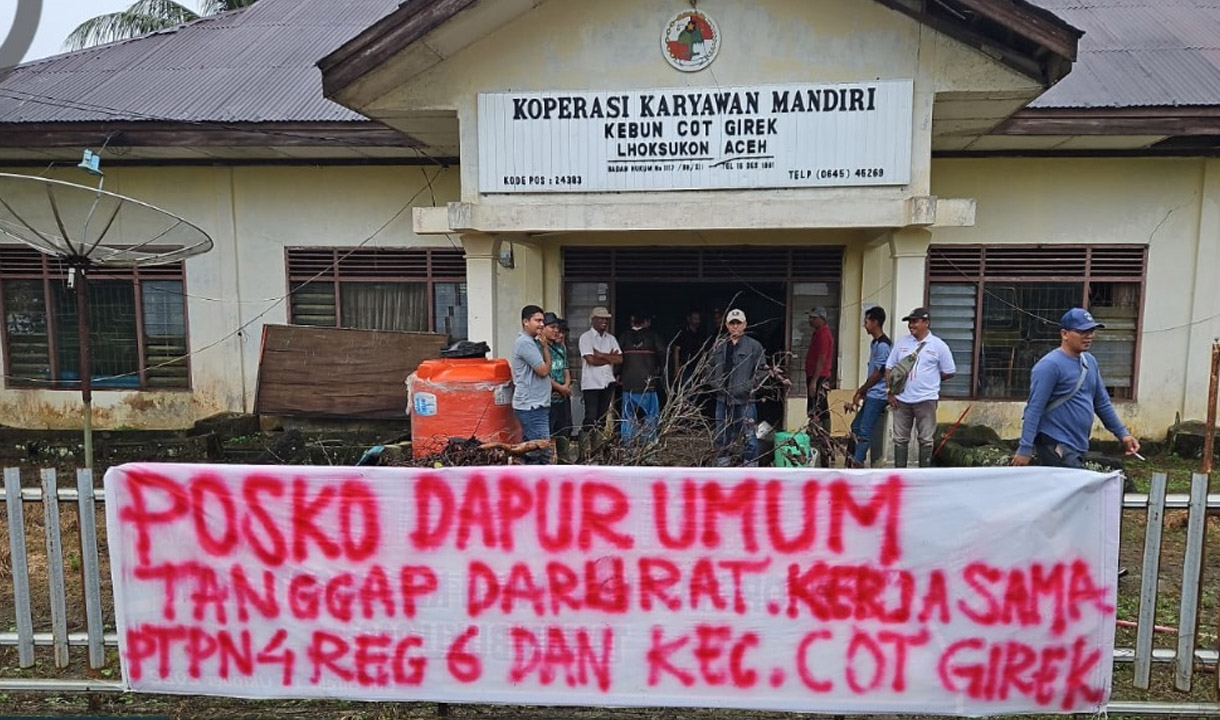 Dirikan Dapur Umum di Indra Makmu, PTPN IV Pasok Makanan ke Warga Terisolasi Banjir