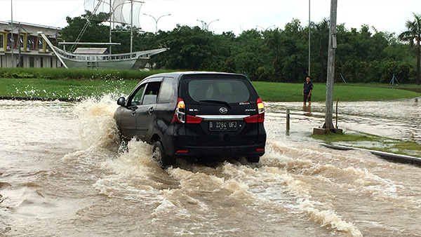 5 Langkah Mudah Jika Mobil Terendam Banjir, Waspada Water Hammer yang Kuras Isi Kantong