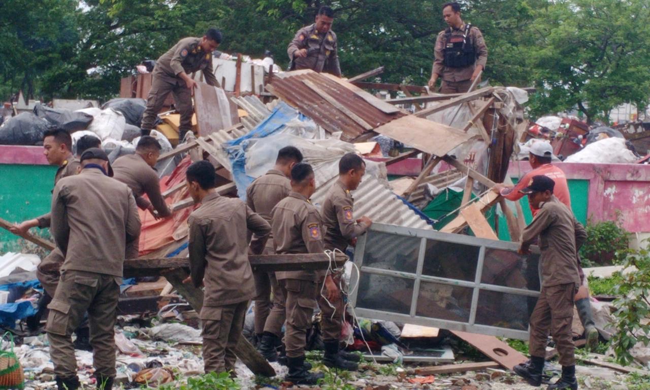 Kembalikan Fungsi Bozem Makam Putat, Satpol PP Surabaya Bongkar 3 Bangunan Liar