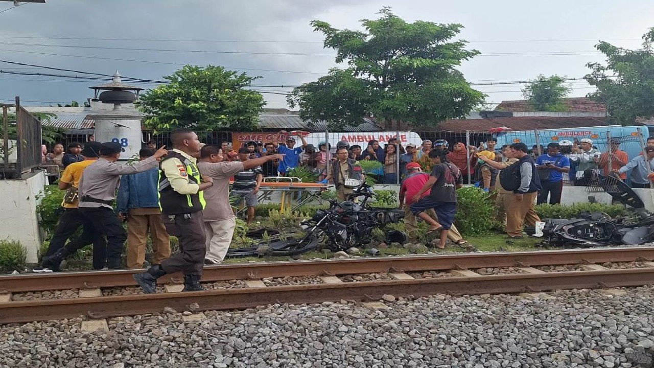 KA Malioboro Ekspres Hantam Pemotor Usai Palang Dibuka di Magetan