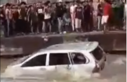 Kocak! Warga Palembang Gotong Royong Lempar Mobil Toyota Avanza ke Sungai, Videonya Viral di Medsos