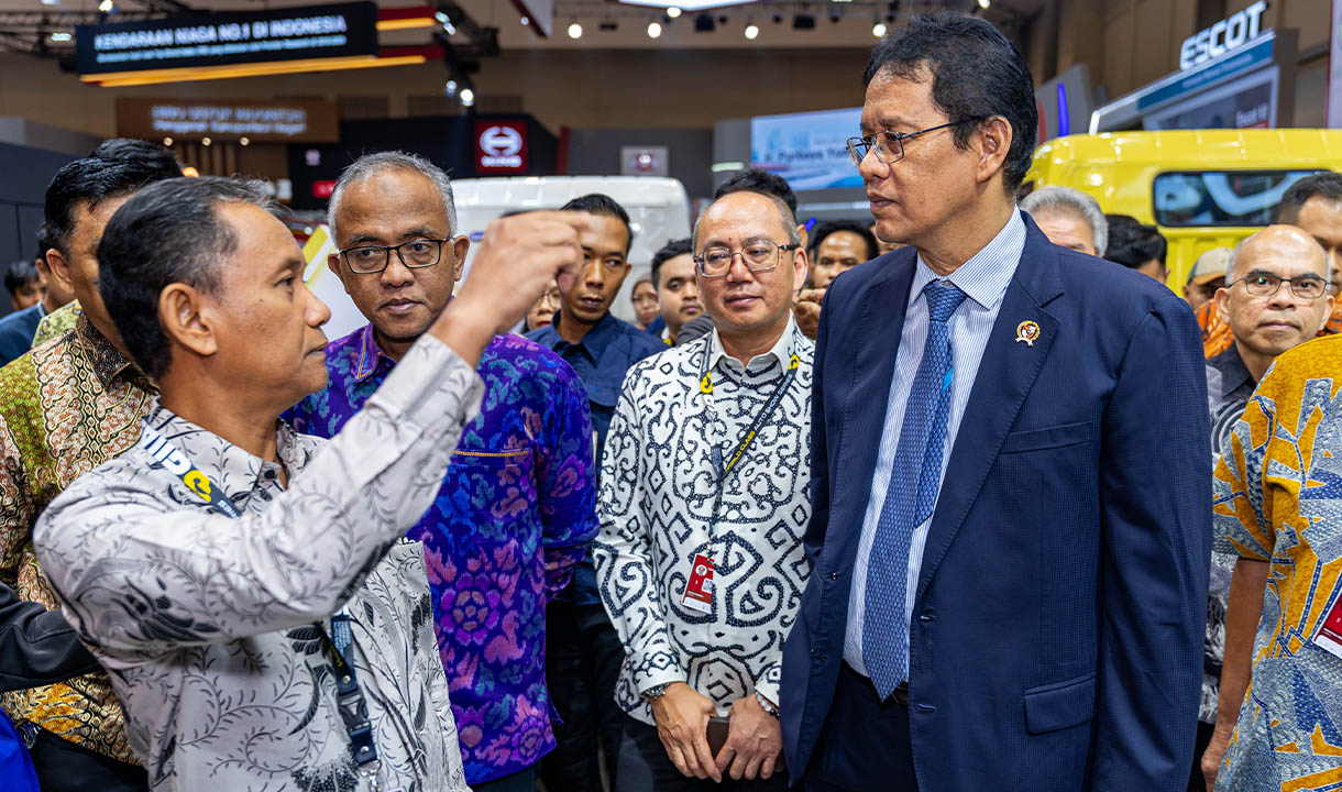 Menteri Keuangan RI, Purbaya Yudhi Sadewa, Tinjau Booth Mitsubishi Fuso pada GIIAS 2026 