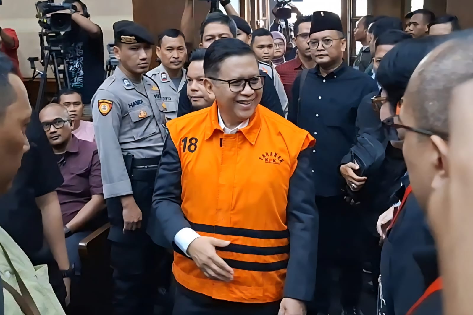 Reaksi Tak Terduga Hasto Usai Dituntut 7 Tahun: Merdeka, Merdeka!