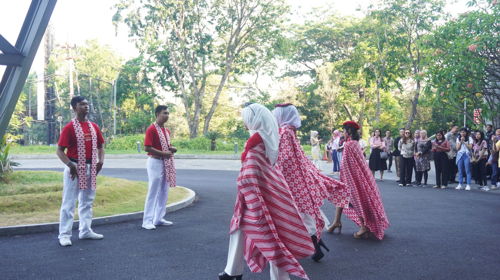 Midtown Residence Surabaya Rayakan HUT RI ke-80 dengan Upacara Bendera dan Fashion Show Disabilitas
