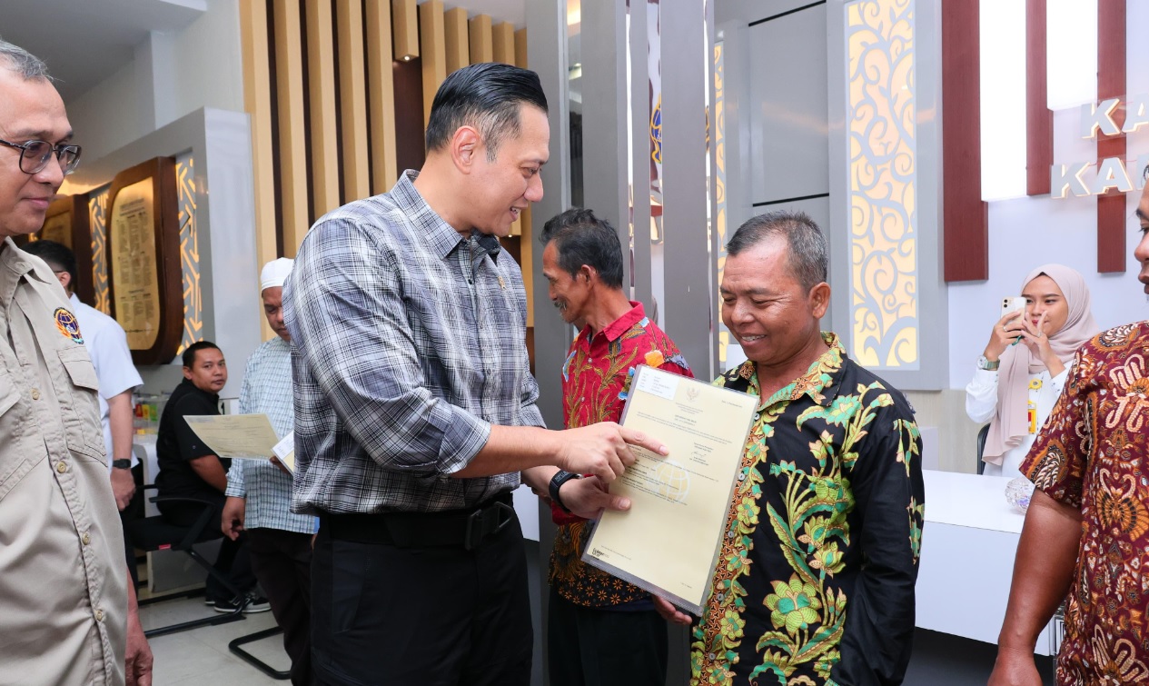 Menteri ATR/BPN Serahkan Sertifikat Elektronik di Kubu Raya, Langkah Awal Penerapan Modernisasi Agraria di Kalbar