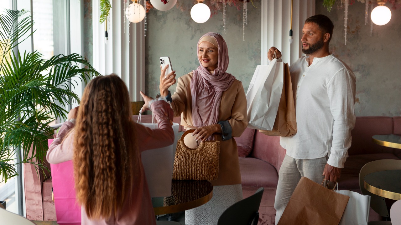 Ide Gamis Lebaran 2026, Motif Floral Minimalis Bikin Terlihat Jenjang di Kamera