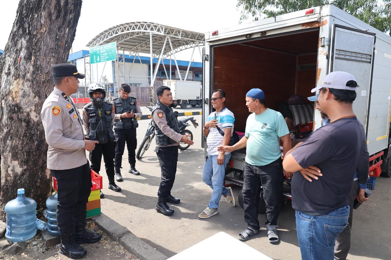 Personel Kepolisian Sisir Bandara Soetta, Cegah Aksi Premanisme dalam Operasi Berantas Jaya 2025