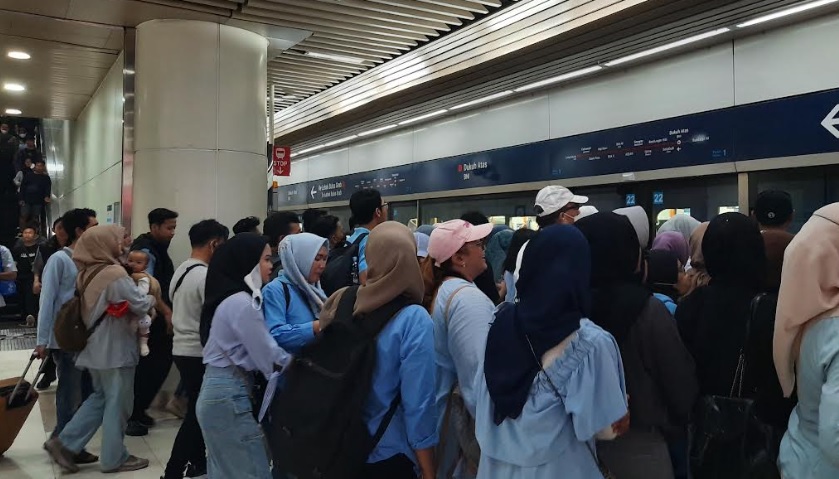 Imbas Kampanye Prabowo-Gibran, Penumpang Menumpuk di Stasiun MRT 