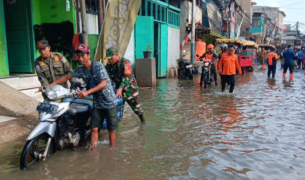 3 Hari Banjir Rob Rendam Muara Angke, Picu Motor Mogok Ganggu Aktivitas Warga