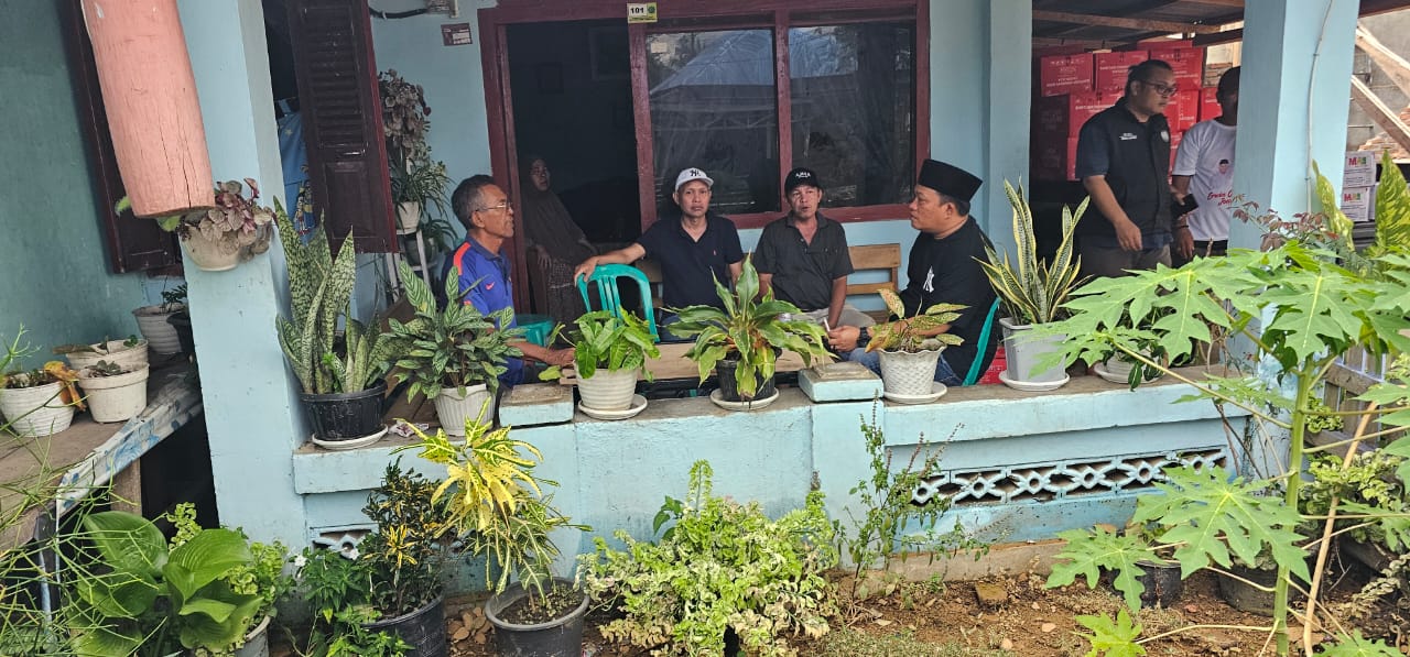 Paslon Erjon dan Anggota DPRD Seluma Beri Bantuan Kepada Korban Banjir dan Longsor