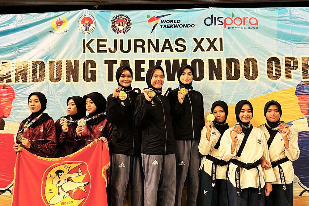 Mahasiswa Psikologi Universitas Esa Unggul, Fatma Raisyah Juara 1 Poomsae Senior Beregu Putri di Bandung Taekwondo Open 2024