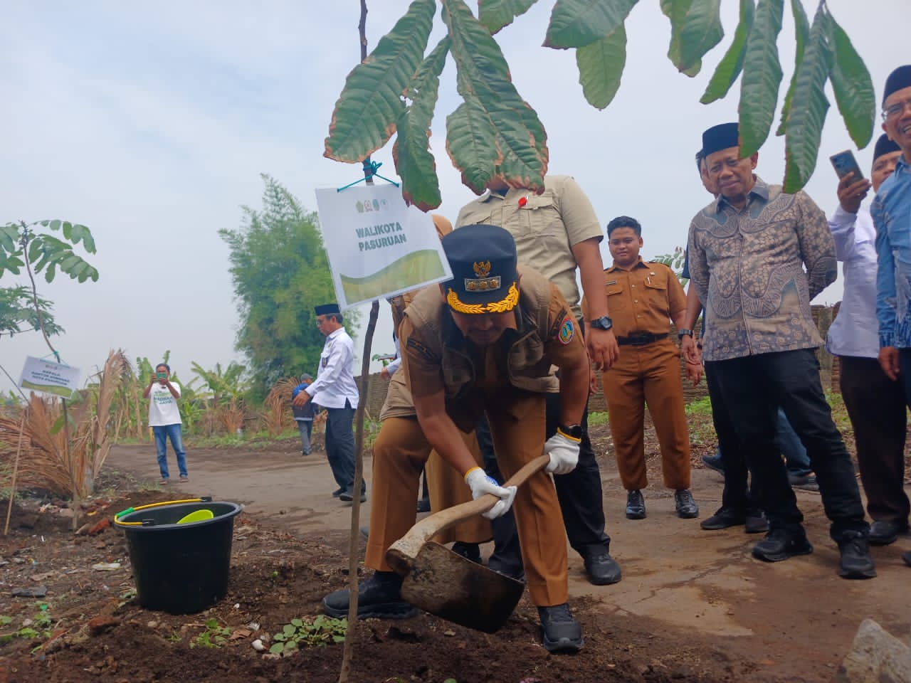 Hari Amal Bhakti Kemenag, Wali Kota Pasuruan Tanam Pohon Matoa