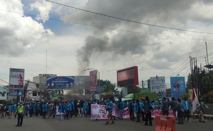 Mahasiswa di Cirebon Demo Tolak Presiden 3 Periode 