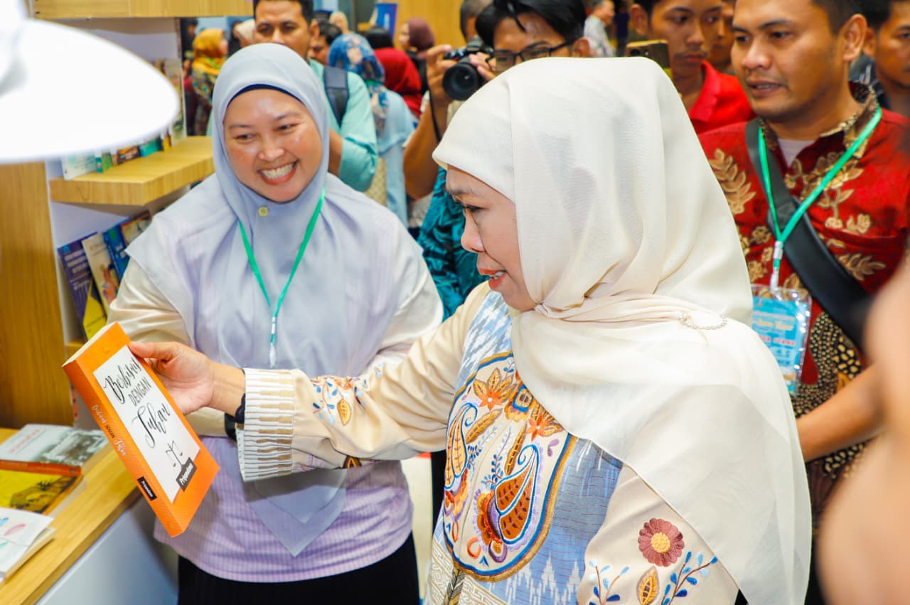 Pecahkan Rekor Muri! SMA/SMK Jatim Luncurkan 1.580 Buku