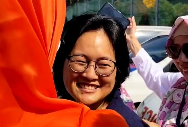 Senyum Bahagia Istri Tom Lembong Saat Tiba di Lapas Cipinang: 'Terima Kasih Tuhan'