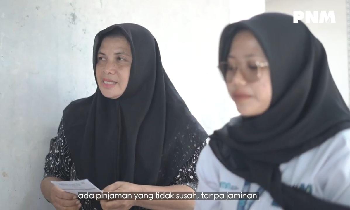 Nasabah PNM Mekaar Berdayakan Nenek-Nenek di Bekasi untuk Bisnis Kerupuk Kencur