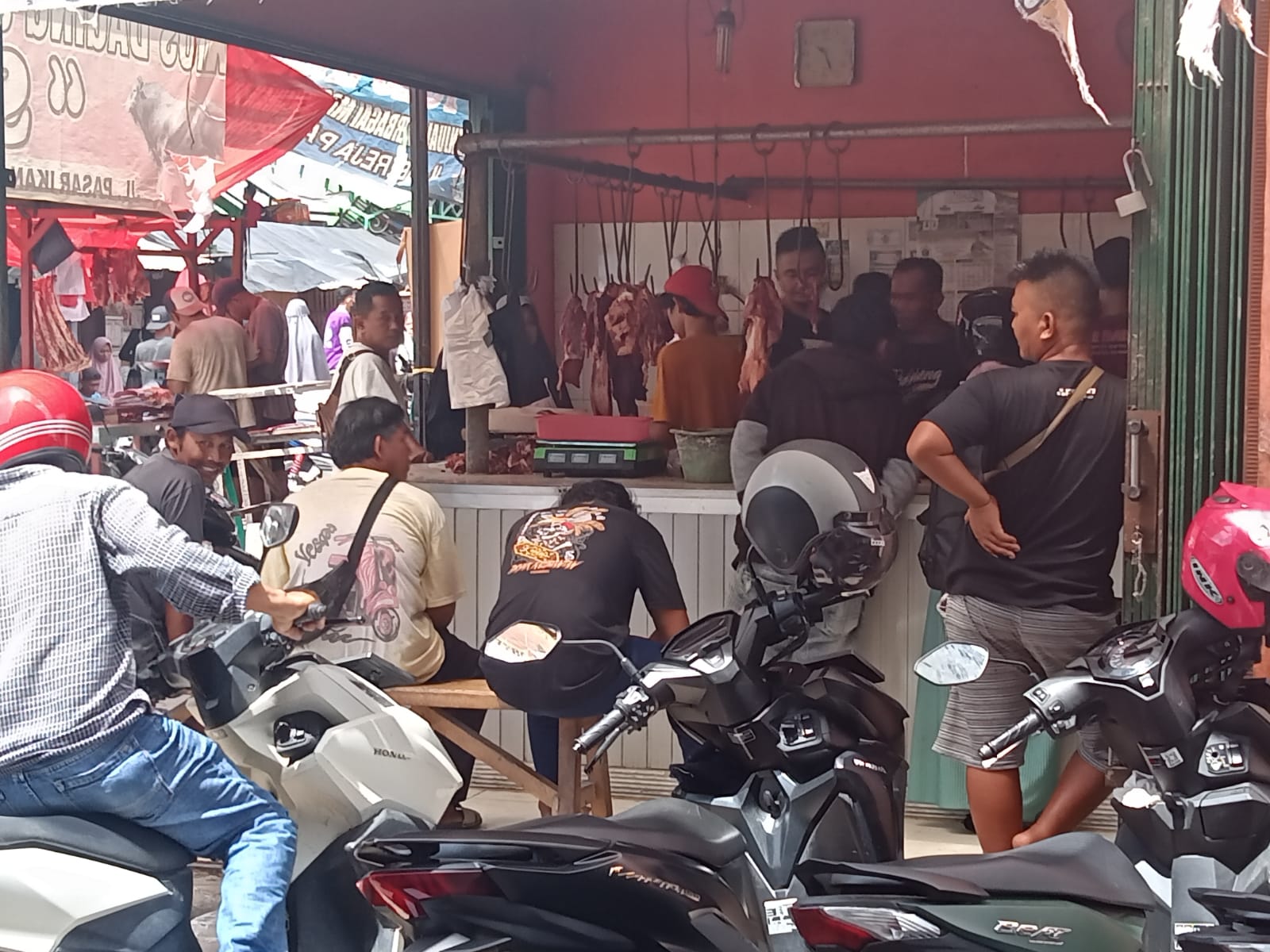 Jelang Lebaran, Pasar Tradisional Pringsewu Ramai Pengunjung