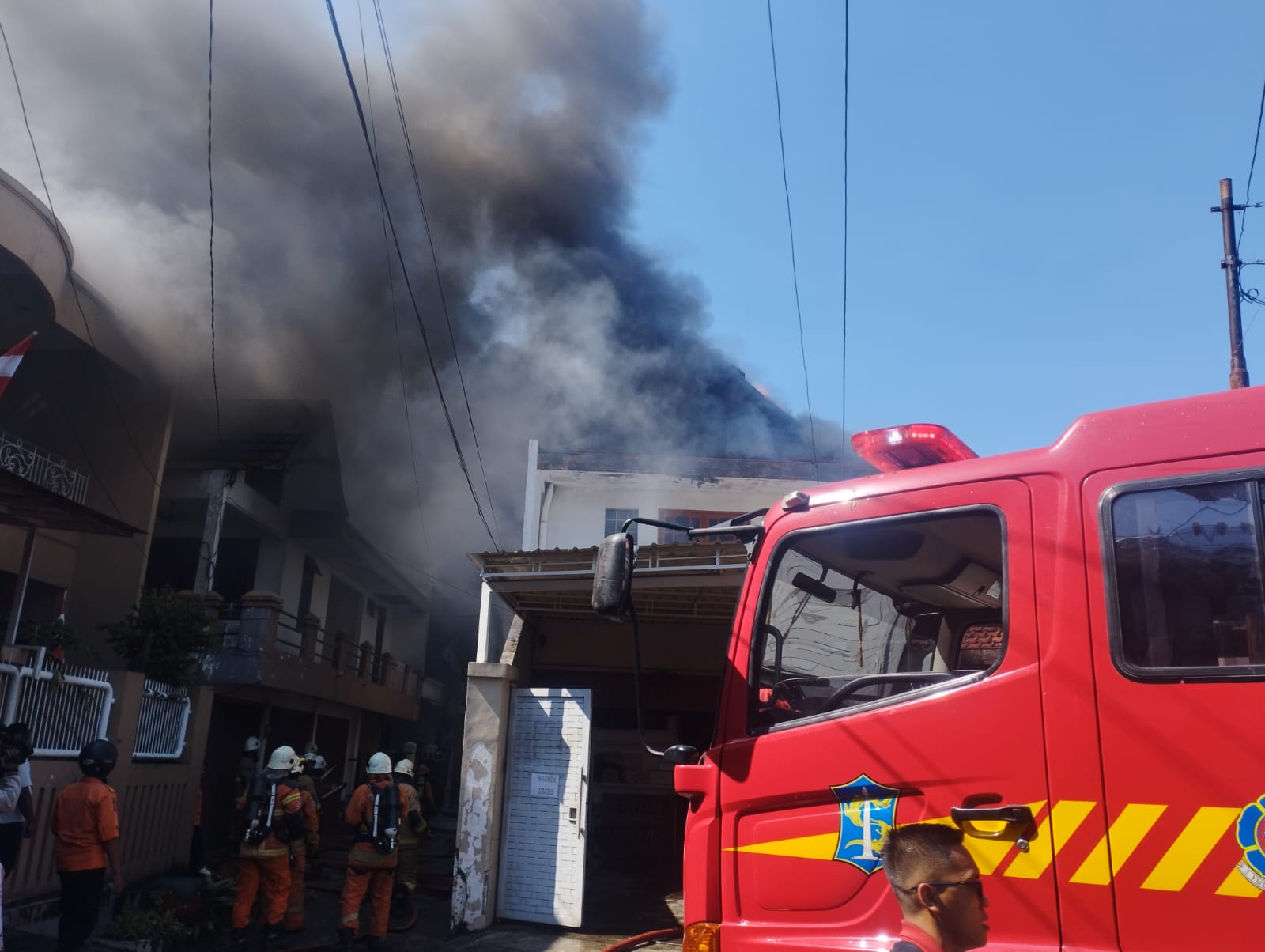 BREAKING NEWS: Kebakaran di Gudang Boneka Jemur Wonosari, Wonocolo, Surabaya