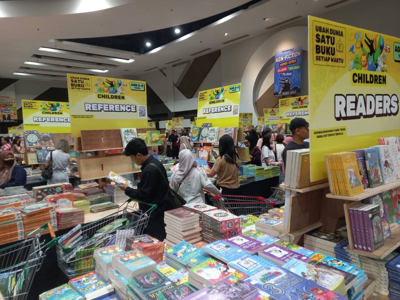 Menyerbu Bazar Buku Internasional Big Bad Wolf (BBW) di Surabaya: Membaca Tak Perlu Dipaksa