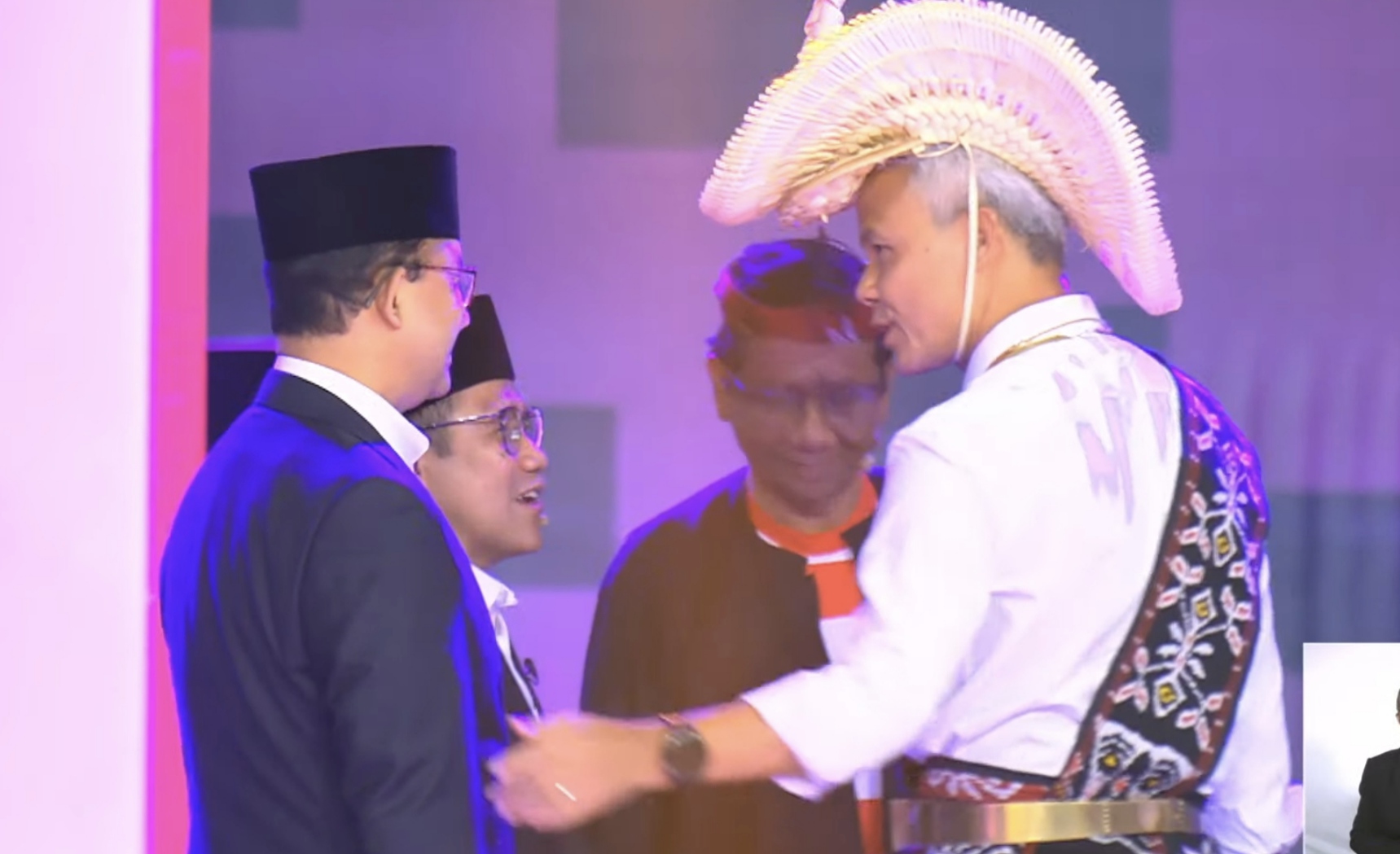 Mulai Baju Daerah Hingga Keakraban Ganjar-Mahfud Ditunjukan Di Arena Debat Perdana Cawapres 