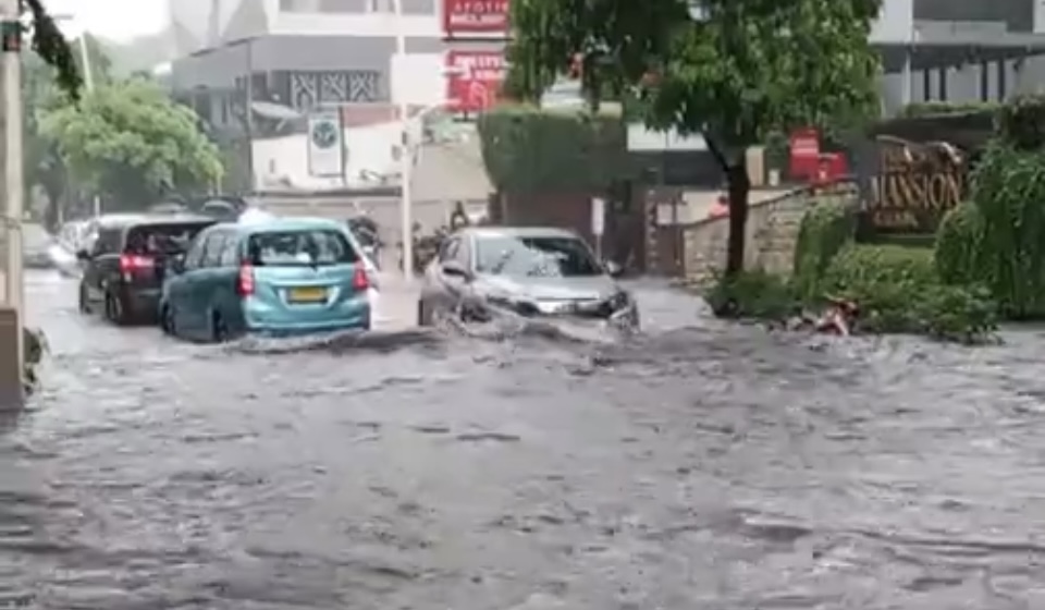 Hujan Deras, Jalan Kemang Raya, Jaksel Terendam Banjir