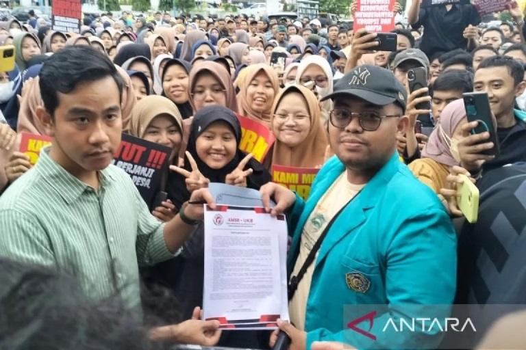 Gibran Temui Mahasiswa Pendemo di Depan Balai Kota Surakarta