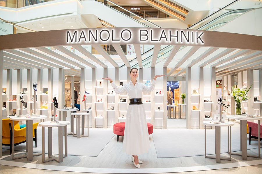 Manolo Blahnik Resmikan Butik Pertama di Shanghai, Rilis Koleksi Eksklusif Pasar Tiongkok