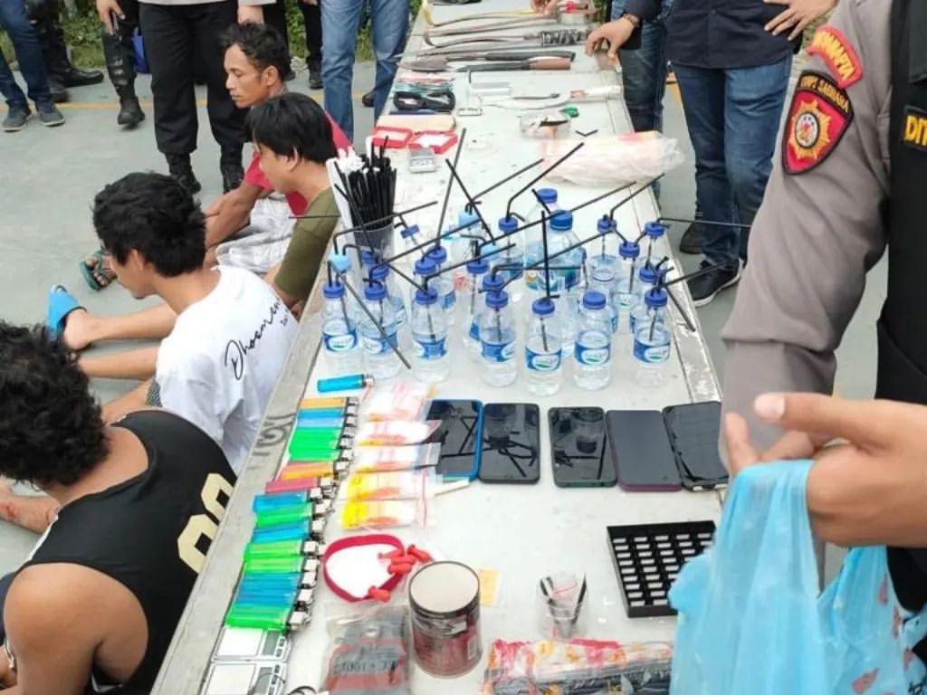 Pengguna Narkoba di Kampung Bahari Syok saat Digerebek Polisi, Sejumlah Sajam Diamankan