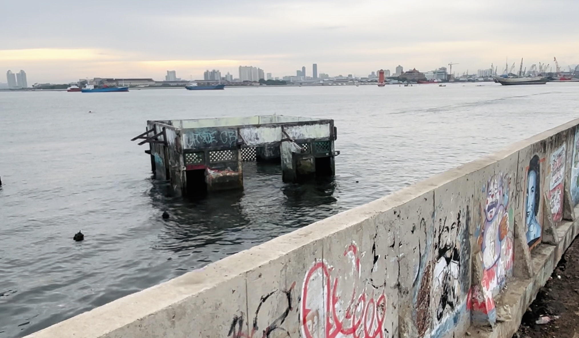 Penampakan Masjid Wal Adhuna di Laut Muara Baru: Saksi Sejarah Tenggelamnya Pesisir Jakarta