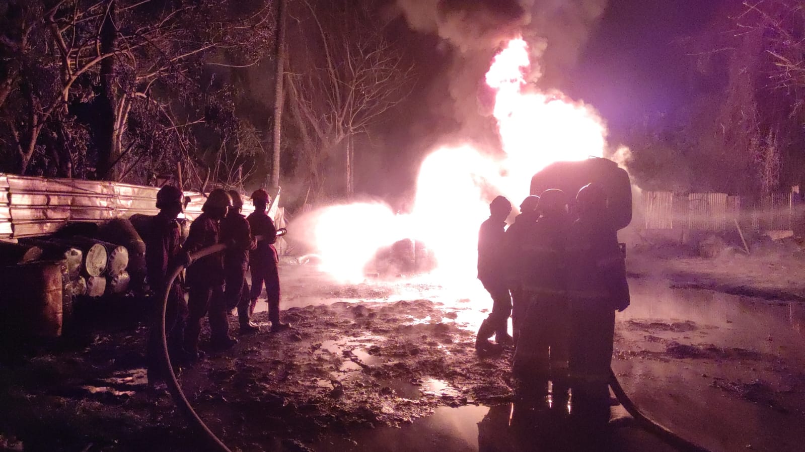 Si Jago Merah Lalap Gudang Kimia di Priuk Kota Tangerang, 8 Mobil Damkar Dikerahkan