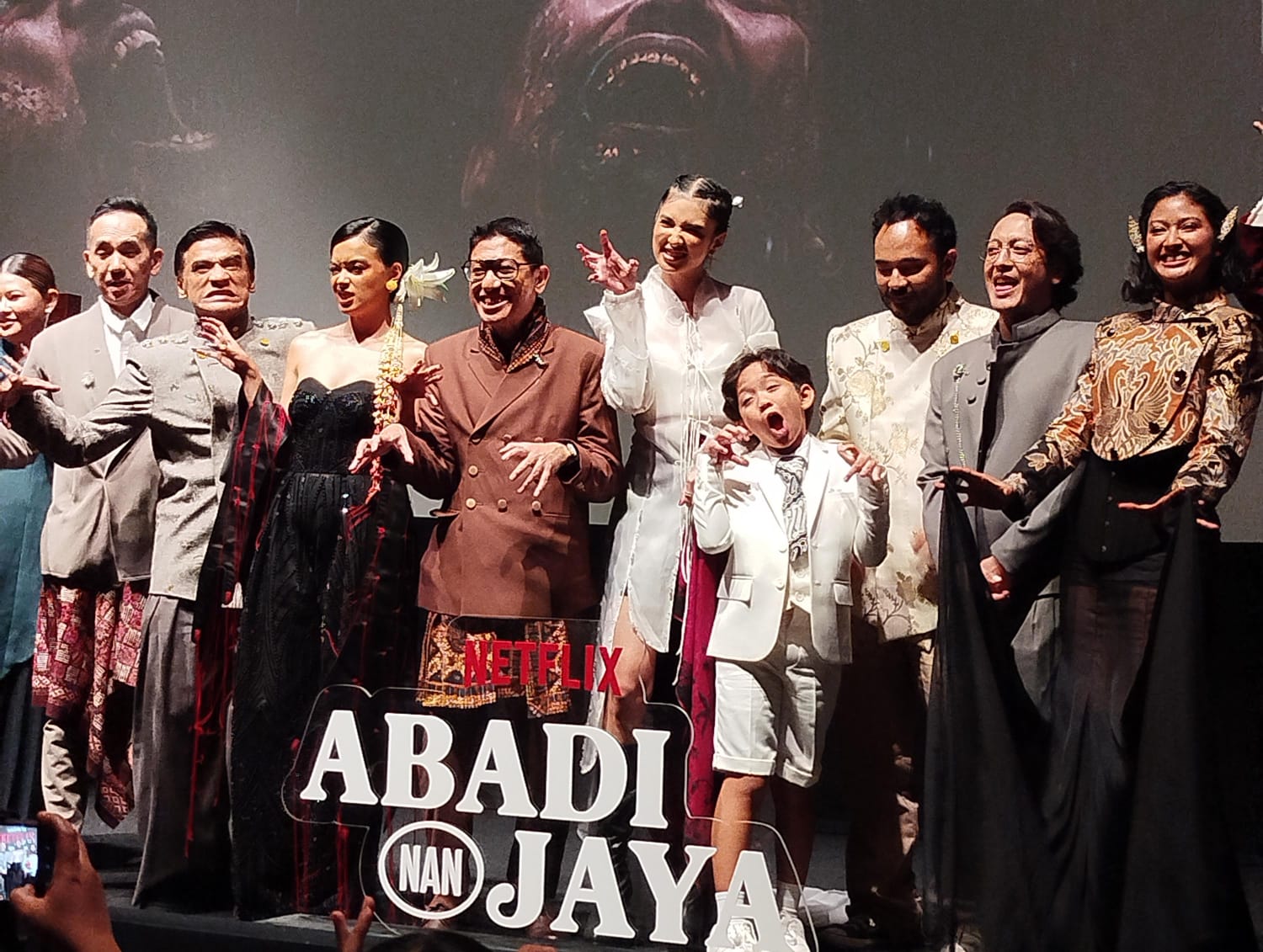 Sinopsis Abadi Nan Jaya Tayang di Netflix, Mikha Tambayong dan Eva Celia Dikejar Zombie Gara-Gara Jamu! 