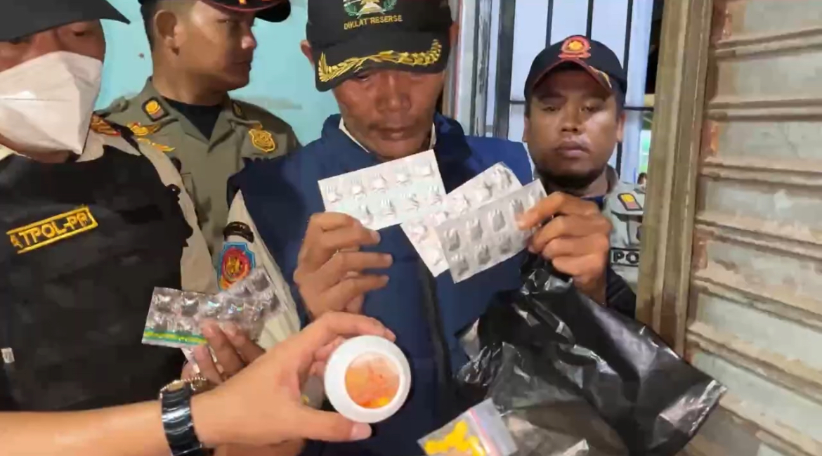Nekat 'Dagang' Obat Keras Berkedok Toko Sembako di Bekasi, Sehari Dapat 1 Juta