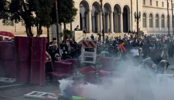 Ricuh Demo Kebijakan Imigrasi Trump Meluas ke 8 Kota, 212 Orang Ditangkap, Polisi Terluka