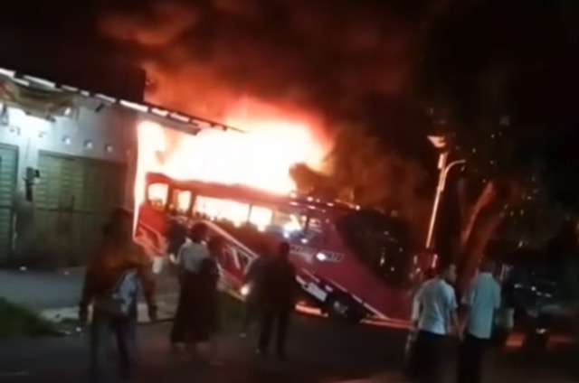 3 Bus PO Margo Mulyo Milik Anggota DPRD Pekalongan dari PDI Perjuangan Terbakar Hebat