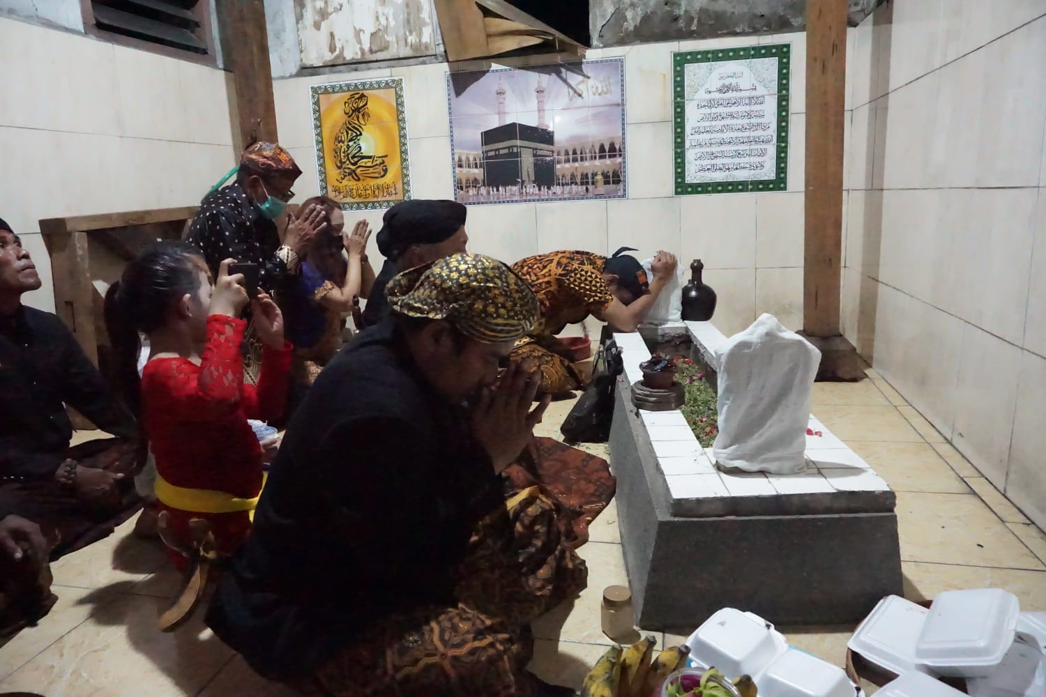 Wisata Dolly, Malam Jumat di Gang Dolly (8): Mbah Kapiludin Dimintai Doa, Mbah Petruk Obati Kesurupan