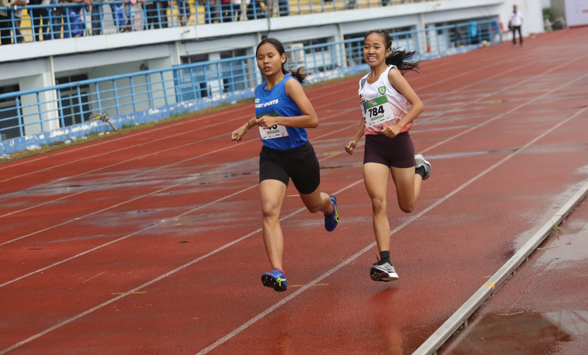 Delegasi SMAN 7 Kota Cirebon Raih Kampiun di Nomor Lari 1.000 Meter Putri 