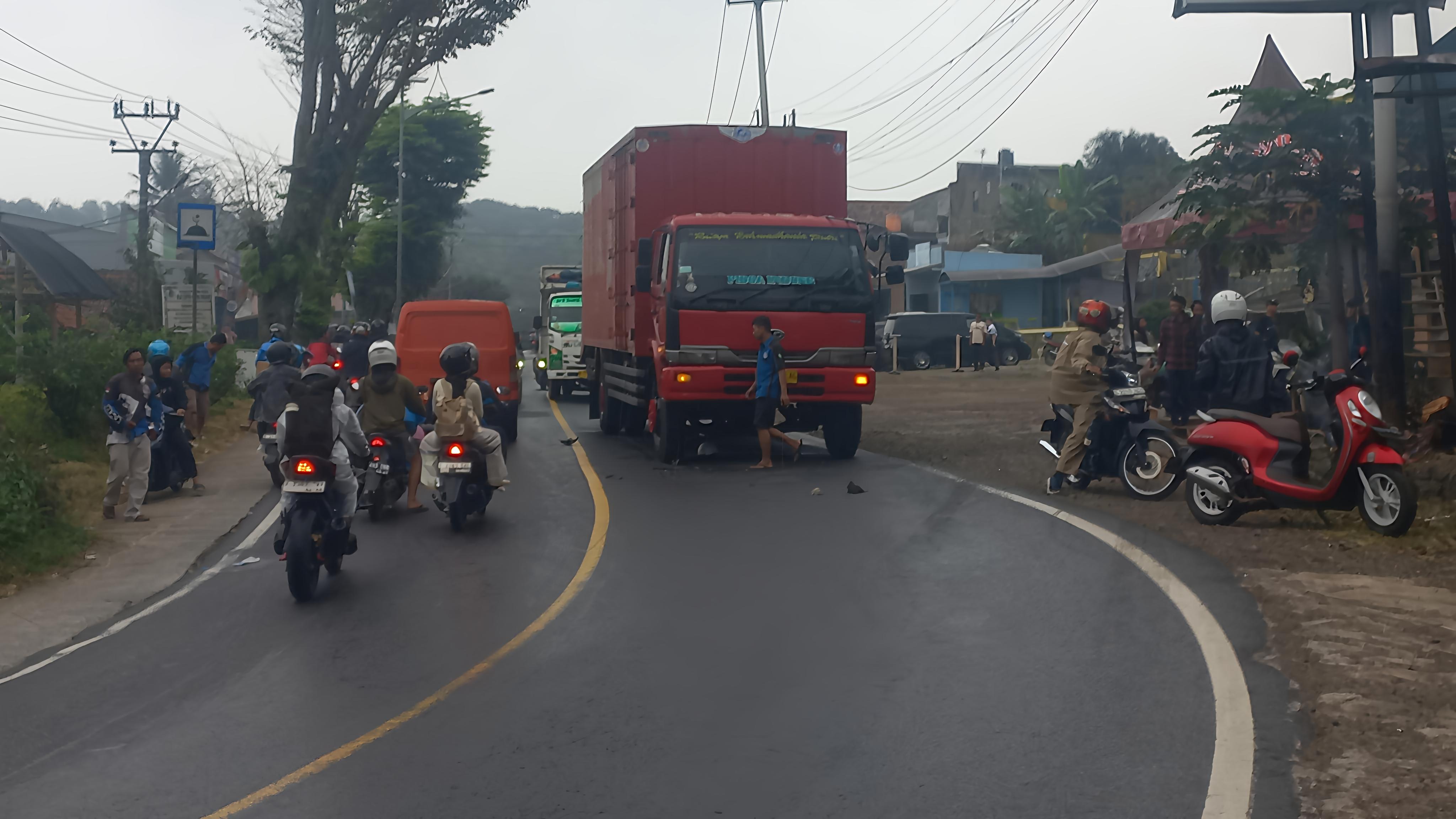 Bruk! Kecelakaan Terjadi di Garut, Pengendara Motor Masuk dalam Kolong Truk